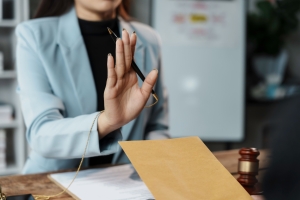Que faire si un acquéreur refuse de signer l’acte authentique après un compromis ?
