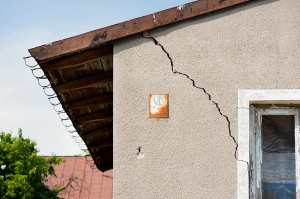 Mesurer le danger par la forme des fissures d&#039;une maison!